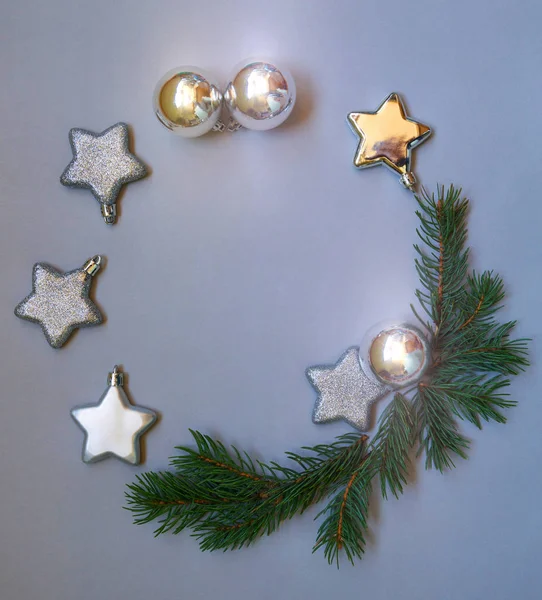 Weihnachtsmoderne Komposition Frische Tannenzweige Silbrig Glänzende Dekoration Auf Grauem Hintergrund — Stockfoto