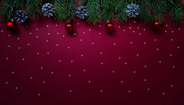 Composición Navideña Ramas Frescas Abeto Decoraciones Sobre Fondo Rojo Navidad — Foto de Stock