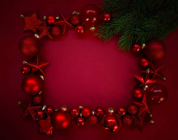 赤い背景に赤い装飾が施されたクリスマスフレーム クリスマス 新年のコンセプト テキストのコピースペースを持つトップビュー — ストック写真