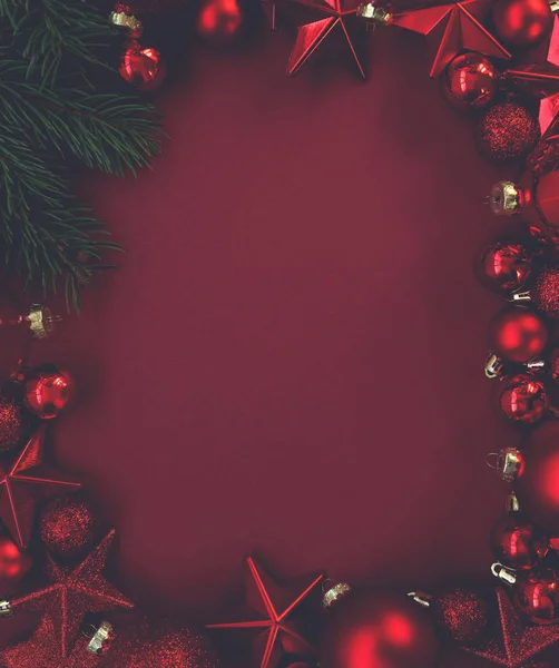 赤い背景に赤い装飾が施されたクリスマスフレーム クリスマス 新年のコンセプト テキストのコピースペースを持つトップビュー — ストック写真