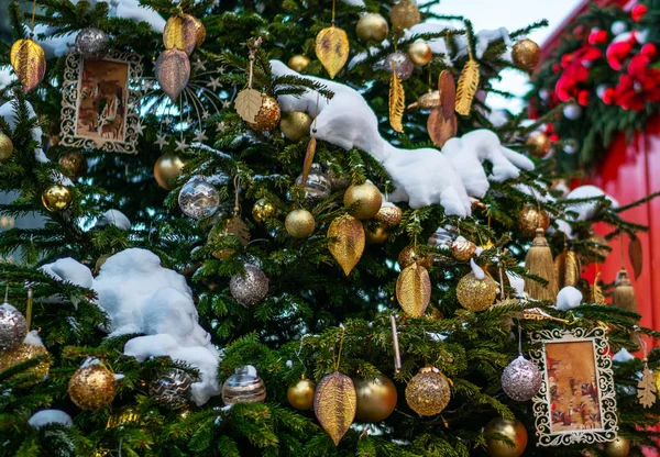 背景がぼやけてクリスマスツリーを飾る 自然新年のコンセプト テキストのスペースをコピー — ストック写真