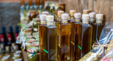 Manarola köyü, Cinque Terre, Liguria 'nın yayalar bölgesindeki küçük dükkanlarda çeşitli yiyecekler, ürünler ve küçük tipik hediyelik eşyalar satılıyor..