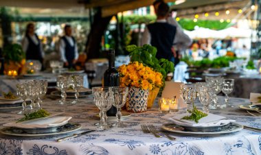 Portofino, İtalya 'da, sokakta rahat bir restoran. Tipik İtalyan caddesi manzarası. Kafe masaları var. Mimari ve dönüm noktası.