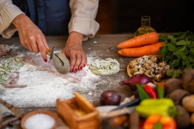 Ev yapımı makarna yapma süreci. Şef taze İtalyan geleneksel makarnası yapar. Domates soslu, peynirli, parmesanlı, fesleğenli ve sebzeli leziz İtalyan makarnası..
