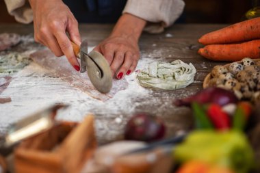 Ev yapımı makarna yapma süreci. Şef taze İtalyan geleneksel makarnası yapar. Domates soslu, peynirli, parmesanlı, fesleğenli ve sebzeli leziz İtalyan makarnası..