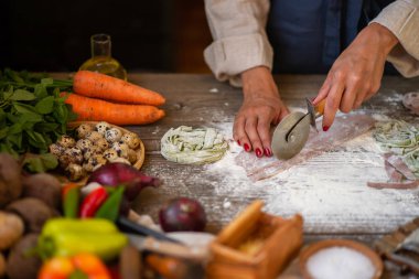 Ev yapımı makarna yapma süreci. Şef taze İtalyan geleneksel makarnası yapar. Domates soslu, peynirli, parmesanlı, fesleğenli ve sebzeli leziz İtalyan makarnası..