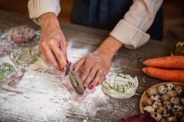 Ev yapımı makarna yapma süreci. Şef taze İtalyan geleneksel makarnası yapar. Domates soslu, peynirli, parmesanlı, fesleğenli ve sebzeli leziz İtalyan makarnası..