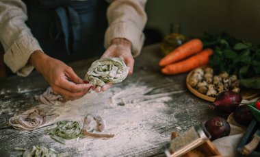 Ev yapımı makarna yapma süreci. Şef taze İtalyan geleneksel makarnası yapar. Domates soslu, peynirli, parmesanlı, fesleğenli ve sebzeli leziz İtalyan makarnası..