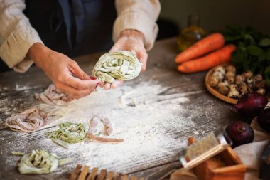 Ev yapımı makarna yapma süreci. Şef taze İtalyan geleneksel makarnası yapar. Domates soslu, peynirli, parmesanlı, fesleğenli ve sebzeli leziz İtalyan makarnası..