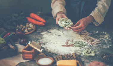 Ev yapımı makarna yapma süreci. Şef taze İtalyan geleneksel makarnası yapar. Domates soslu, peynirli, parmesanlı, fesleğenli ve sebzeli leziz İtalyan makarnası..