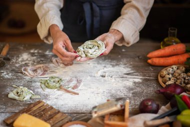 Ev yapımı makarna yapma süreci. Şef taze İtalyan geleneksel makarnası yapar. Domates soslu, peynirli, parmesanlı, fesleğenli ve sebzeli leziz İtalyan makarnası..