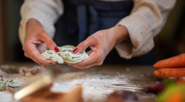 Ev yapımı makarna yapma süreci. Şef taze İtalyan geleneksel makarnası yapar. Domates soslu, peynirli, parmesanlı, fesleğenli ve sebzeli leziz İtalyan makarnası..