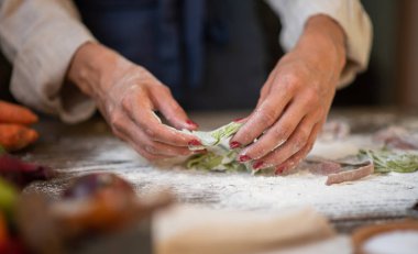 Ev yapımı makarna yapma süreci. Şef taze İtalyan geleneksel makarnası yapar. Domates soslu, peynirli, parmesanlı, fesleğenli ve sebzeli leziz İtalyan makarnası..