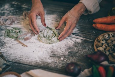 Ev yapımı makarna yapma süreci. Şef taze İtalyan geleneksel makarnası yapar. Domates soslu, peynirli, parmesanlı, fesleğenli ve sebzeli leziz İtalyan makarnası..