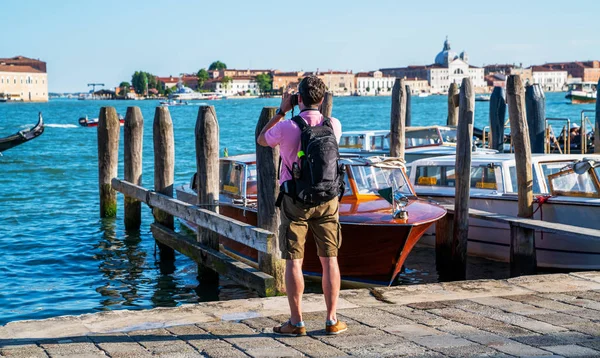 Happy Man Traveler Photographing Enjoys View Canal Passing Gondola San — Stock Photo, Image