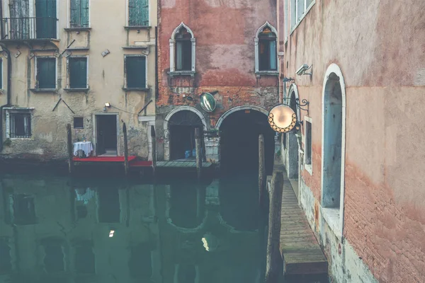 View Canal Gondolas Old Buildings Venice Italy Venice Popular Tourist — Stock Photo, Image
