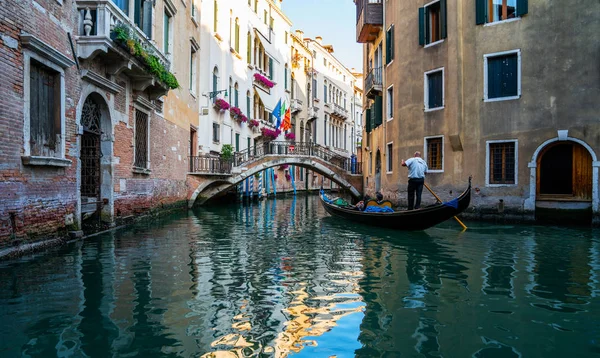 Vista Canal Com Gôndolas Edifícios Antigos Veneza Itália Veneza Destino — Fotografia de Stock