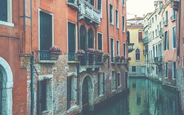 Vista Del Canal Con Góndolas Edificios Antiguos Venecia Italia Venecia — Foto de Stock