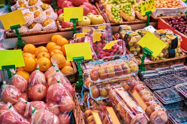 Mevsimlik taze sebzelerle dolu tezgah ve çiftçi ya da satıcı size sağlıklı bir yaşam tarzı vejetaryeni için bol vitaminli ve anti-yaşlandırılmış karışımlar gösterdi..