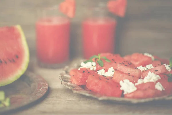 Ensalada Sandía Fresca Verano Con Queso Feta Rúcula Cebolla Sobre — Foto de Stock