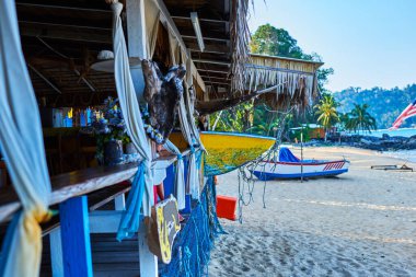 Muhteşem sahilde tropik bir bungalov. Tropik sahil evi. Özgürlük ve hippiler gibi. Kumsalda dinlenin ve özgürlüğün ve güzel havanın tadını çıkarın. Tioman Adası, Malezya. Yaz, tatil, tatil.