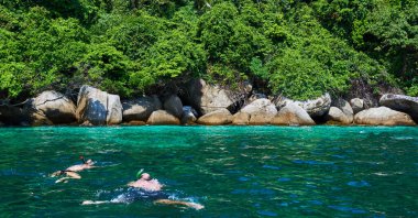Turkuaz deniz, yağmur ormanı, kayalar, okyanus. Tropik cennet adasını keşfediyorum. Mükemmel bir kaçış. Rahatlatıcı. Seyahat konsepti ve fikri. Güzel gök mavisi okyanus.