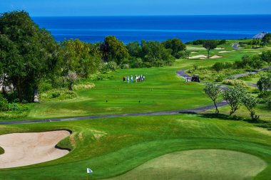 Yeşil çimenli golf sahası manzarası. Zengin yeşil çimenlikli golf sahası çok güzel bir manzara. Kıyıdaki golf sahasının göz kamaştırıcı manzarası. Harika yeşili olan golf sahası.
