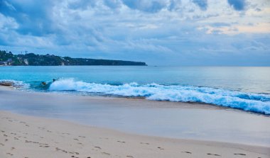 Bali adası manzarası. Dalgalı deniz manzarası, güzel, saklı kumlarda masmavi su. Bali deniz sahili doğası, Endonezya açıkları. Bali adası manzarası. Yaz tatili. Seyahat, tatil konsepti.