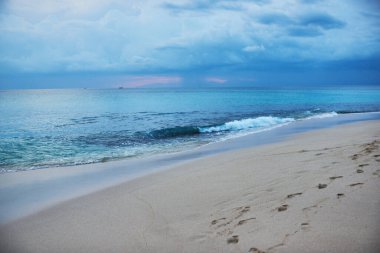 Bali adası manzarası. Dalgalı deniz manzarası, güzel, saklı kumlarda masmavi su. Bali deniz sahili doğası, Endonezya açıkları. Bali adası manzarası. Yaz tatili. Seyahat, tatil konsepti.