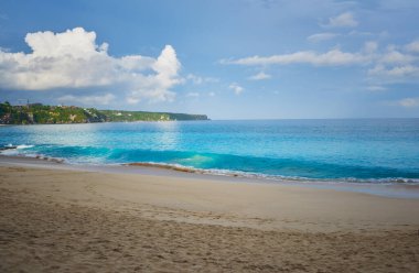 Bali adası manzarası. Dalgalı deniz manzarası, güzel, saklı kumlarda masmavi su. Bali deniz sahili doğası, Endonezya açıkları. Bali adası manzarası. Yaz tatili. Seyahat, tatil konsepti.