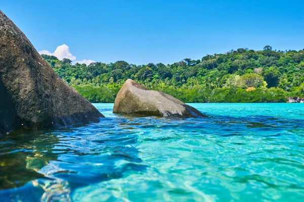 Playa Isla Tioman Con Cielo Azul Agua Turquesa Rocas Granito —  Fotos de Stock