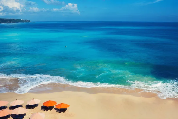 Spiaggia Sabbia Bianca Fondo Mare Turchese Linea Costiera Sfondo Giornata — Foto Stock