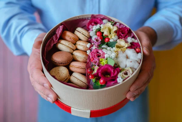 Çiçek Dükkanı Konsepti Çiçekçi Adam Yuvarlak Bir Kutuda Çiçek Aranjmanı — Stok fotoğraf