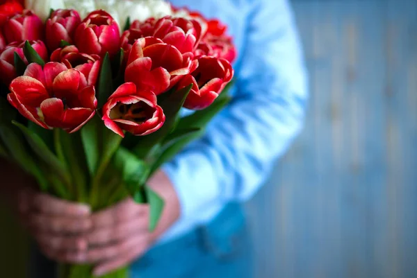 Bonne Fête Des Mères Homme Félicite Donne Bouquet Fleurs Aux — Photo