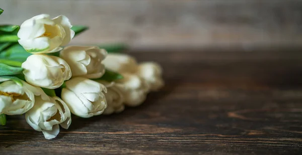 Fleurs Printanières Bouquet Tulipes Blanches Sur Table Bois Marron Fête — Photo