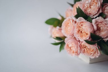 Pembe renkli şakayıklardan oluşan zarif bir buket. Her bayram için güzel bir çiçek. Bir sürü güzel ve romantik çiçek..