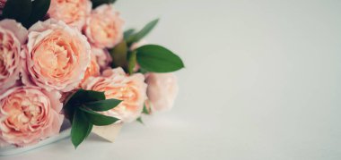 Pembe renkli şakayıklardan oluşan zarif bir buket. Her bayram için güzel bir çiçek. Bir sürü güzel ve romantik çiçek..