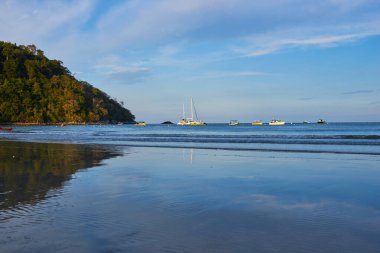 Güzel sahil. Etrafı avuçlarla çevrili güzel tropikal plajların doğal manzarası. Tatil ve tatil konsepti. Tropik plaj. Tioman Adası, Malezya.
