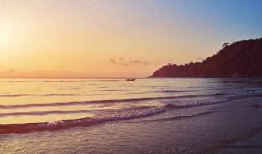 Harika bir kumsal. Tropikal sahilde güzel bir gün doğumu. Sahilde altın kum. Tropik Tioman Adası 'nın cennet manzarası, güneşin doğuşu. Yaz, tatil, açık hava gezisi konsepti.