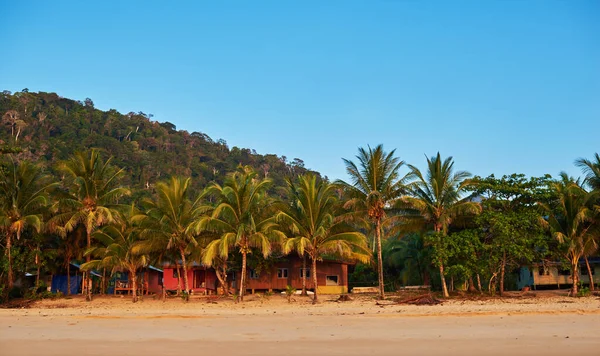 Paesaggio Paradisiaco Spiaggia Tropicale Dell Isola Tramonto Bungalow Tropicale Sulla — Foto Stock