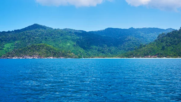 热带雨林线的景观 从海洋 印度洋的热带岛屿 荒无人烟的亚热带荒岛 有棕榈树 热带岛屿上的空白沙滩 — 图库照片