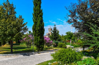 Gürcistan 'ın başkenti Tiflis' teki Gürcistan Ortodoks Kilisesi 'nin tapınak kompleksindeki güzel bahçe..