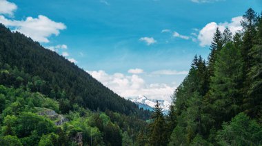 Dağların panoramik manzarası. Arka planda Alpler karla kaplıydı. İsviçre, Avrupa.
