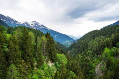 Dağların panoramik manzarası. Arka planda Alpler karla kaplıydı. İsviçre, Avrupa.