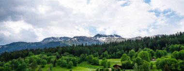 Dağların panoramik manzarası. Arka planda Alpler karla kaplıydı. İsviçre, Avrupa.
