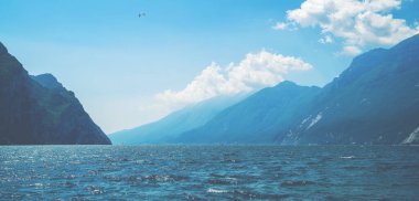 Yüksek dağlar ve kıyılar, Garda Gölü, İtalya, Avrupa. İtalya 'nın güzel gölleri - manzaralı Lago di Garda.