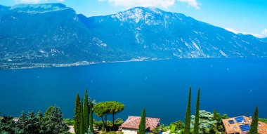 Güzel bir doğa geçmişi var. Etrafı dağlarla çevrili muhteşem Garda Gölü manzarası. Tremosine Konsolosu Garda 'da manzara, Garda Gölü' ndeki köy, Brescia, Lombardy, İtalya.