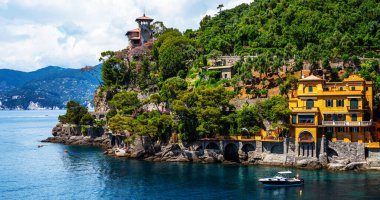 Akdeniz 'in Liguria kıyı şeridinin sabah manzarası. Büyüleyici botanik bahçesinde Akdeniz çiçekleri ve ağaçlarıyla süslenmiş lüks villalar. İtalya, Avrupa.