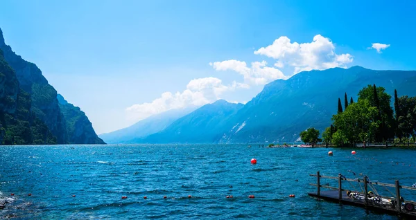 Piękne Tło Natury Panorama Przepięknego Jeziora Garda Otoczonego Górami Włochy — Zdjęcie stockowe