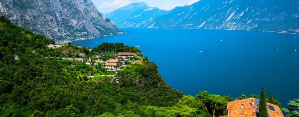 美丽的自然背景 美丽的加尔达湖全景环绕着群山 意大利伦巴第Brescia省Garda湖Garda村Tremosine Sul Garda的风景 — 图库照片